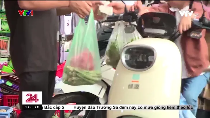 Ngập túi ni lông tại chợ dân sinh - Ảnh 2. Ngập túi ni lông tại chợ dân sinh - Ảnh 2.
