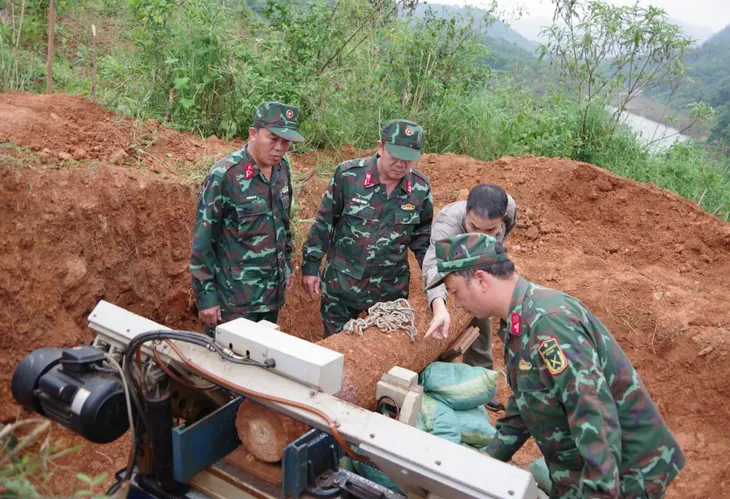 Xử lý thành công 2 quả bom lớn sót lại sau chiến tranh - Ảnh 2. Xử lý thành công 2 quả bom lớn sót lại sau chiến tranh - Ảnh 2.