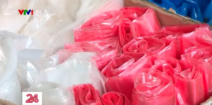 Ngập túi ni lông tại chợ dân sinh: Làm sao để thay đổi thói quen? - Ảnh 5. Ngập túi ni lông tại chợ dân sinh: Làm sao để thay đổi thói quen? - Ảnh 5.