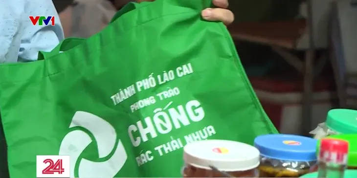 Ngập túi ni lông tại chợ dân sinh: Làm sao để thay đổi thói quen? - Ảnh 11. Ngập túi ni lông tại chợ dân sinh: Làm sao để thay đổi thói quen? - Ảnh 11.