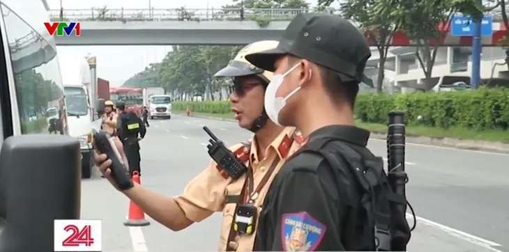 TP Hồ Chí Minh: Tăng cường kiểm tra nồng độ cồn, chất ma túy dịp cuối năm - Ảnh 4. TP Hồ Chí Minh: Tăng cường kiểm tra nồng độ cồn, chất ma túy dịp cuối năm - Ảnh 4.