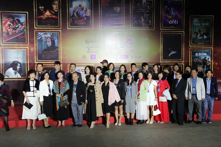 Thảm đỏ Khai mạc LHP Việt Nam 2023 rộn ràng, nghệ sĩ nô nức ngày hội ngộ - Ảnh 12. Thảm đỏ Khai mạc LHP Việt Nam 2023 rộn ràng, nghệ sĩ nô nức ngày hội ngộ - Ảnh 12.