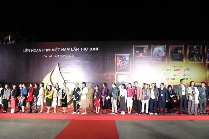 Thảm đỏ Khai mạc LHP Việt Nam 2023 rộn ràng, nghệ sĩ nô nức ngày hội ngộ - Ảnh 11. Thảm đỏ Khai mạc LHP Việt Nam 2023 rộn ràng, nghệ sĩ nô nức ngày hội ngộ - Ảnh 11.