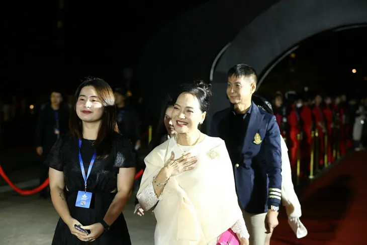 Thảm đỏ Khai mạc LHP Việt Nam 2023 rộn ràng, nghệ sĩ nô nức ngày hội ngộ - Ảnh 6. Thảm đỏ Khai mạc LHP Việt Nam 2023 rộn ràng, nghệ sĩ nô nức ngày hội ngộ - Ảnh 6.
