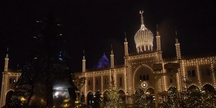 Công viên Tivoli của Đan Mạch trang hoàng đón Giáng sinh - Ảnh 1. Công viên Tivoli của Đan Mạch trang hoàng đón Giáng sinh - Ảnh 1.