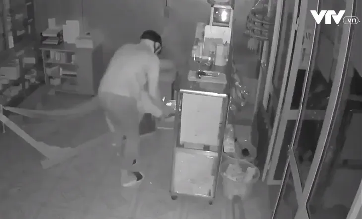Nhóm trộm đột nhập nhà dân lấy cắp tài sản trong 3 phút - Ảnh 1. Nhóm trộm đột nhập nhà dân lấy cắp tài sản trong 3 phút - Ảnh 1.