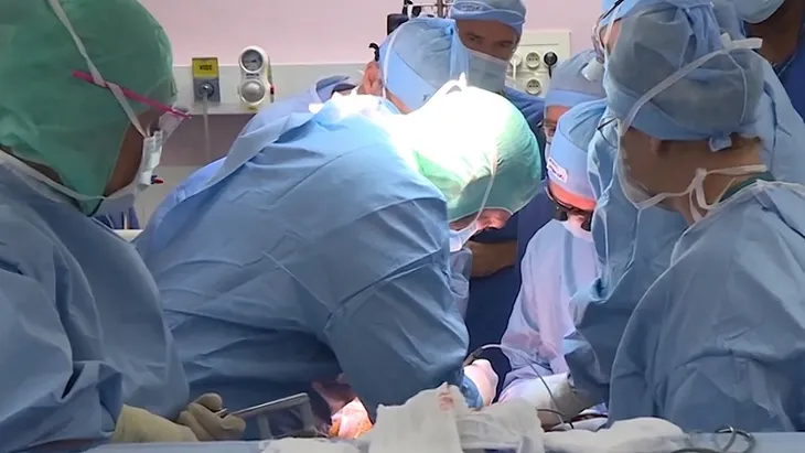 Ca cấy ghép thanh quản đầu tiên tại Pháp - Ảnh 1. Ca cấy ghép thanh quản đầu tiên tại Pháp - Ảnh 1.