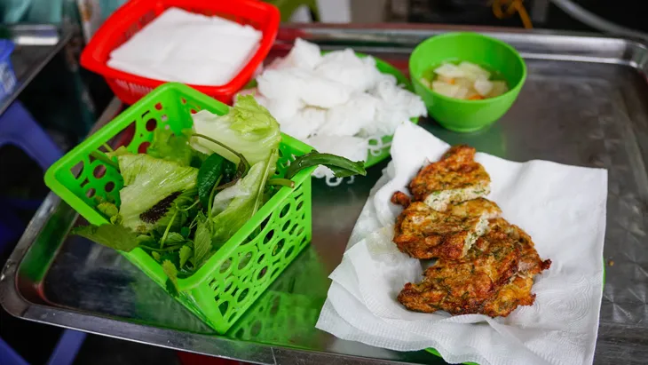 Hàng chả rươi hơn 30 năm tuổi ở thủ đô Hà Nội - Ảnh 12. Hàng chả rươi hơn 30 năm tuổi ở thủ đô Hà Nội - Ảnh 12.