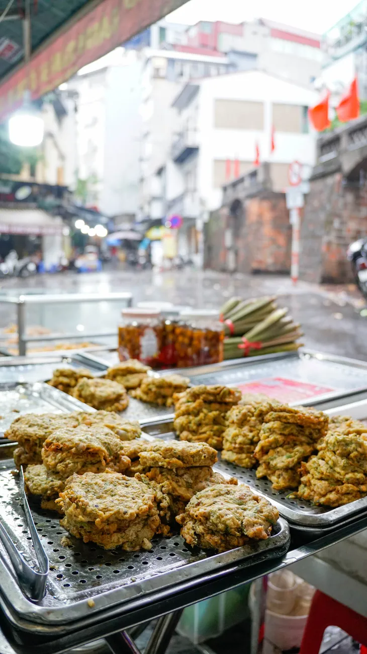 Hàng chả rươi hơn 30 năm tuổi ở thủ đô Hà Nội - Ảnh 2. Hàng chả rươi hơn 30 năm tuổi ở thủ đô Hà Nội - Ảnh 2.