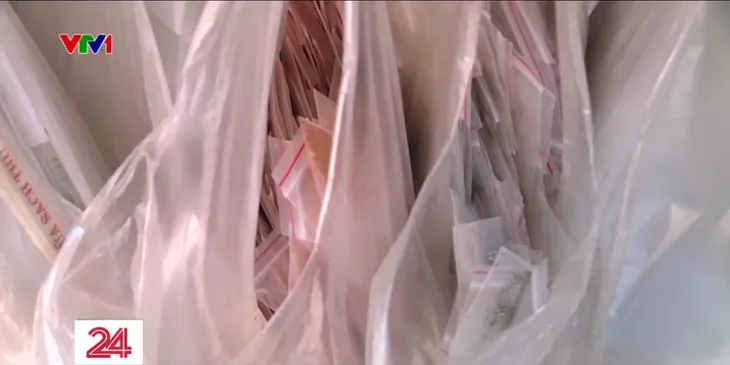 Gia tăng rác thải nhựa từ mua hàng mang về - Ảnh 1. Gia tăng rác thải nhựa từ mua hàng mang về - Ảnh 1.