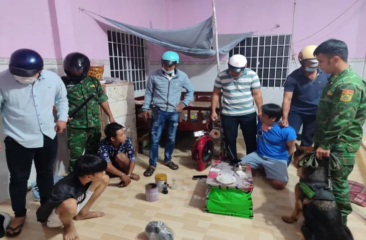 Trà Vinh: Bắt giữ 4 thanh niên tổ chức tiệc ma túy tại gia - Ảnh 1. Trà Vinh: Bắt giữ 4 thanh niên tổ chức tiệc ma túy tại gia - Ảnh 1.