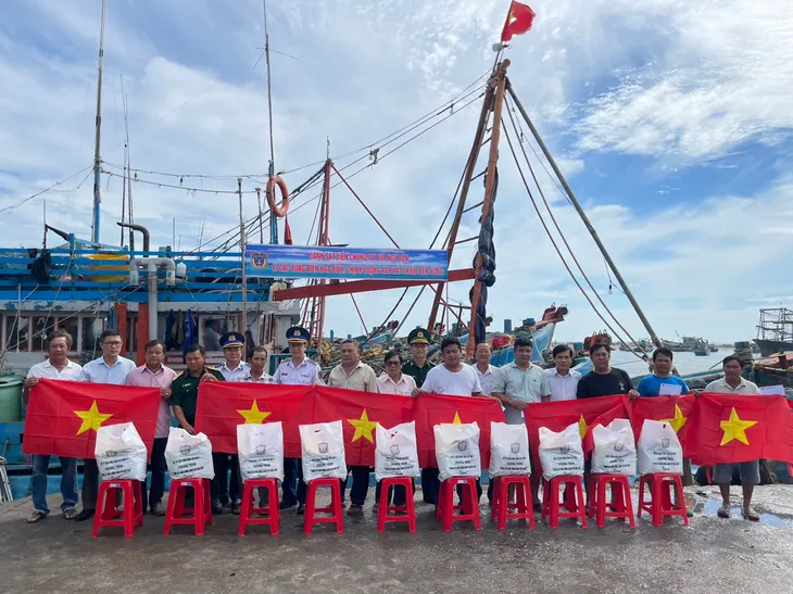 Bình Thuận: Cảnh sát biển đồng hành với ngư dân đến thị xã La Gi - Ảnh 1.