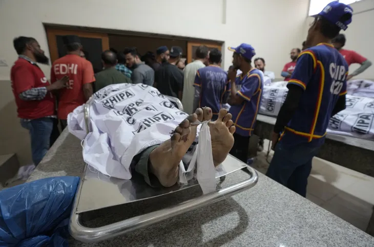 Pakistan: Cháy trung tâm thương mại ở Karachi, ít nhất 11 người thiệt mạng - Ảnh 3. Pakistan: Cháy trung tâm thương mại ở Karachi, ít nhất 11 người thiệt mạng - Ảnh 3.
