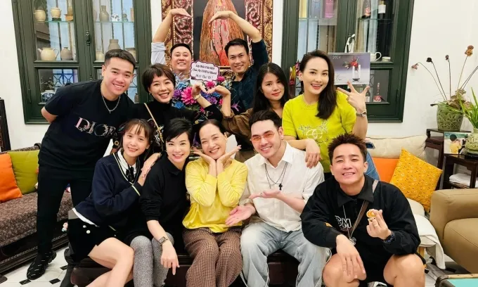 Hai bố con Diva Hồng Nhung nhập viện cùng lúc, NSND Lê Khanh gặp lại học trò - Ảnh 2. Hai bố con Diva Hồng Nhung nhập viện cùng lúc, NSND Lê Khanh gặp lại học trò - Ảnh 2.