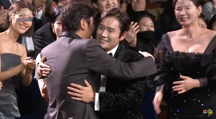Lee Byung Hun chiến thắng giải Nam diễn viên xuất sắc của Giải thưởng Điện ảnh Rồng Xanh lần thứ 44 - Ảnh 1. Lee Byung Hun chiến thắng giải Nam diễn viên xuất sắc của Giải thưởng Điện ảnh Rồng Xanh lần thứ 44 - Ảnh 1.