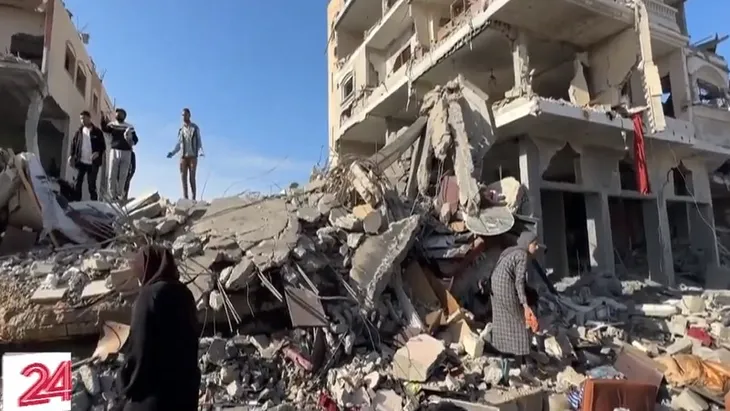 Dải đất Gaza tan hoang bởi bom đạn, người dân chặn xe chở hàng cứu trợ để lấy đồ - Ảnh 1. Dải đất Gaza tan hoang bởi bom đạn, người dân chặn xe chở hàng cứu trợ để lấy đồ - Ảnh 1.