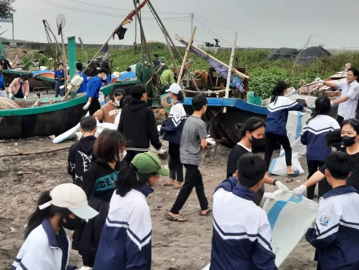Hàng trăm bạn trẻ cùng dọn rác làm sạch bờ biển ở Nam Định - Ảnh 4. Hàng trăm bạn trẻ cùng dọn rác làm sạch bờ biển ở Nam Định - Ảnh 4.