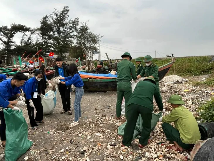 Hàng trăm bạn trẻ cùng dọn rác làm sạch bờ biển ở Nam Định - Ảnh 3. Hàng trăm bạn trẻ cùng dọn rác làm sạch bờ biển ở Nam Định - Ảnh 3.