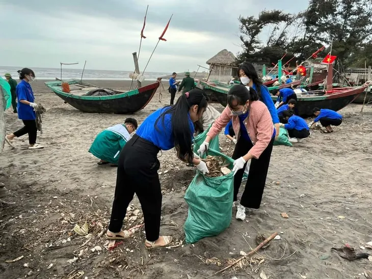 Hàng trăm bạn trẻ cùng dọn rác làm sạch bờ biển ở Nam Định - Ảnh 6. Hàng trăm bạn trẻ cùng dọn rác làm sạch bờ biển ở Nam Định - Ảnh 6.