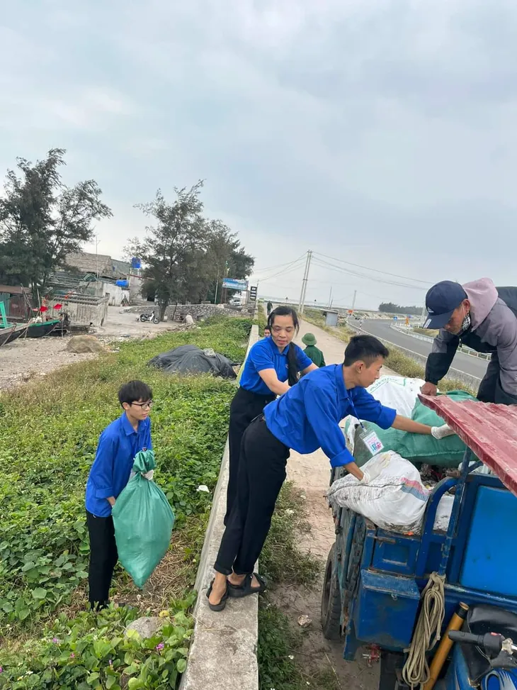 Hàng trăm bạn trẻ cùng dọn rác làm sạch bờ biển ở Nam Định - Ảnh 5. Hàng trăm bạn trẻ cùng dọn rác làm sạch bờ biển ở Nam Định - Ảnh 5.