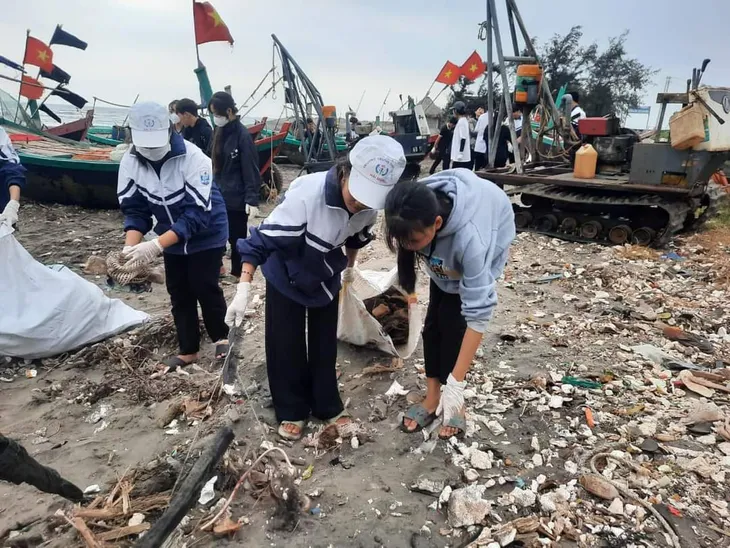 Hàng trăm bạn trẻ cùng dọn rác làm sạch bờ biển ở Nam Định - Ảnh 2. Hàng trăm bạn trẻ cùng dọn rác làm sạch bờ biển ở Nam Định - Ảnh 2.