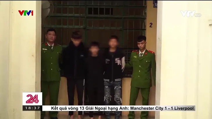 Hà Nội: Bắt giữ nhiều ổ nhóm thanh thiếu niên dùng hung khí cướp tài sản - Ảnh 2. Hà Nội: Bắt giữ nhiều ổ nhóm thanh thiếu niên dùng hung khí cướp tài sản - Ảnh 2.