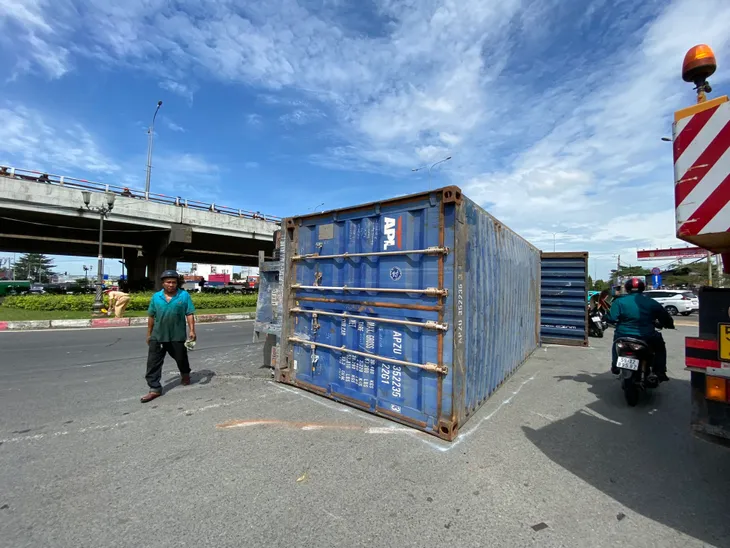 TP Hồ Chí Minh: Xe đầu kéo lật ngang, 2 thùng container rơi xuống đường - Ảnh 2. TP Hồ Chí Minh: Xe đầu kéo lật ngang, 2 thùng container rơi xuống đường - Ảnh 2.