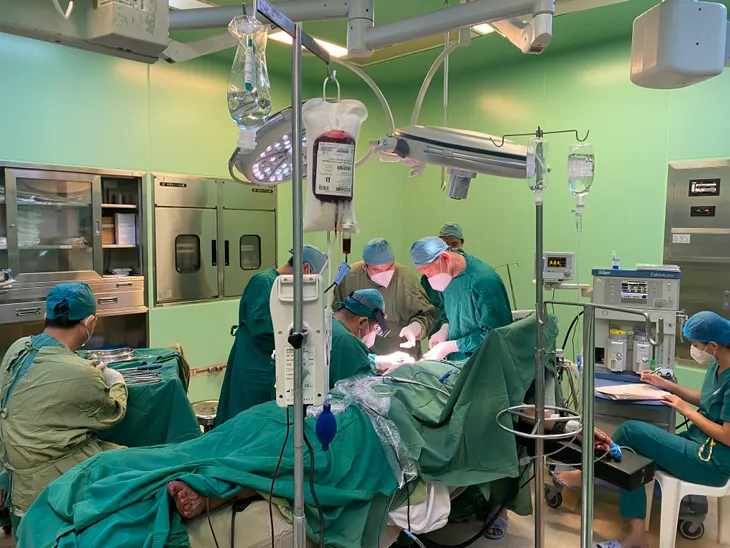 Bà Rịa - Vũng Tàu: Nối thành công cánh tay bị đứt lìa cứu sống người đàn ông - Ảnh 1.