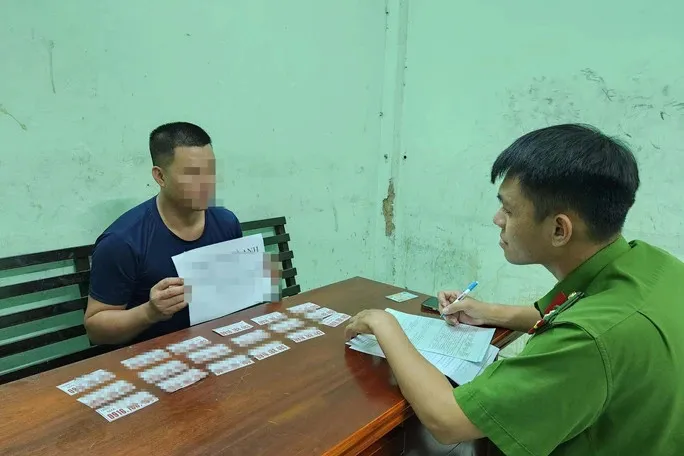 TP Hồ Chí Minh: Xử phạt nam thanh niên 1,5 triệu đồng vì dán quảng cáo bẩn - Ảnh 1. TP Hồ Chí Minh: Xử phạt nam thanh niên 1,5 triệu đồng vì dán quảng cáo bẩn - Ảnh 1.