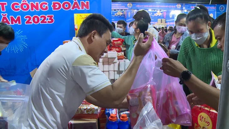 Hàng trăm tỉ đồng hỗ trợ công nhân khó khăn ở Bình Dương - Ảnh 1.