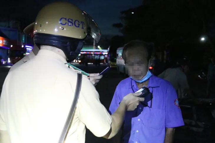 Hai tài xế xe buýt ở TP Hồ Chí Minh vi phạm nồng độ cồn - Ảnh 1. Hai tài xế xe buýt ở TP Hồ Chí Minh vi phạm nồng độ cồn - Ảnh 1.