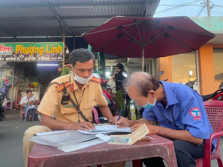 Hai tài xế xe buýt ở TP Hồ Chí Minh vi phạm nồng độ cồn - Ảnh 2. Hai tài xế xe buýt ở TP Hồ Chí Minh vi phạm nồng độ cồn - Ảnh 2.
