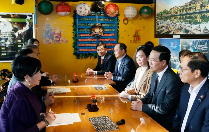 Chủ tịch nước Võ Văn Thưởng cùng Thống đốc Tokyo thăm nhà hàng bánh mỳ Việt Nam - Ảnh 2. Chủ tịch nước Võ Văn Thưởng cùng Thống đốc Tokyo thăm nhà hàng bánh mỳ Việt Nam - Ảnh 2.