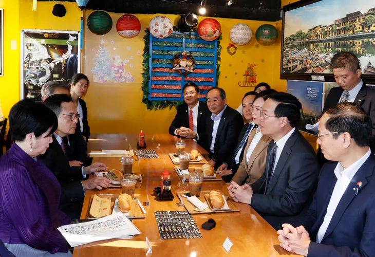 Chủ tịch nước Võ Văn Thưởng cùng Thống đốc Tokyo thăm nhà hàng bánh mỳ Việt Nam - Ảnh 1. Chủ tịch nước Võ Văn Thưởng cùng Thống đốc Tokyo thăm nhà hàng bánh mỳ Việt Nam - Ảnh 1.
