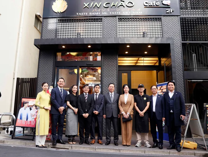 Chủ tịch nước Võ Văn Thưởng cùng Thống đốc Tokyo thăm nhà hàng bánh mỳ Việt Nam - Ảnh 3. Chủ tịch nước Võ Văn Thưởng cùng Thống đốc Tokyo thăm nhà hàng bánh mỳ Việt Nam - Ảnh 3.