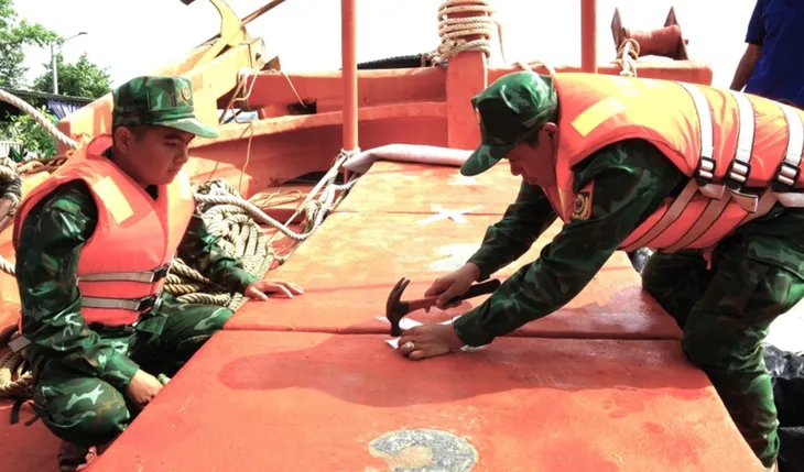 Bắt giữ tàu chở hơn 20.000 lít dầu DO không rõ nguồn gốc trên vùng biển Cà Mau - Ảnh 1. Bắt giữ tàu chở hơn 20.000 lít dầu DO không rõ nguồn gốc trên vùng biển Cà Mau - Ảnh 1.