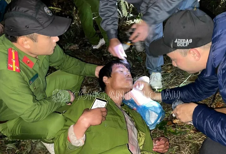 Kịp thời ứng cứu phi công dù lượn gặp nạn trong rừng già ở Lai Châu - Ảnh 1. Kịp thời ứng cứu phi công dù lượn gặp nạn trong rừng già ở Lai Châu - Ảnh 1.