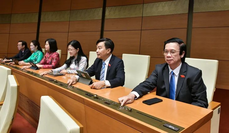 Quốc hội yêu cầu tăng cường kiểm soát việc biên soạn, thẩm định và phát hành sách giáo khoa - Ảnh 1. Quốc hội yêu cầu tăng cường kiểm soát việc biên soạn, thẩm định và phát hành sách giáo khoa - Ảnh 1.