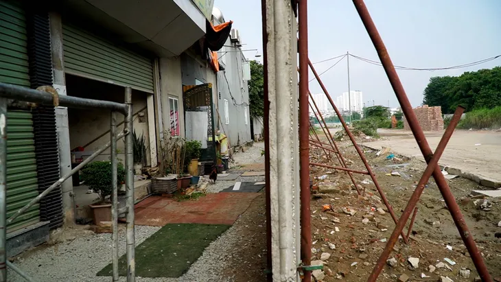 Rào chắn bê tông án ngữ nhiều năm trên đường vành đai 2,5 ở Hà Nội - Ảnh 5. Rào chắn bê tông án ngữ nhiều năm trên đường vành đai 2,5 ở Hà Nội - Ảnh 5.