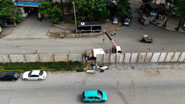 Rào chắn bê tông án ngữ nhiều năm trên đường vành đai 2,5 ở Hà Nội - Ảnh 3. Rào chắn bê tông án ngữ nhiều năm trên đường vành đai 2,5 ở Hà Nội - Ảnh 3.