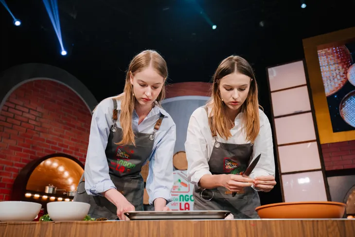Hai chị em gái người Belarus, vợ chồng ca sĩ Hồng Phi tham gia Của ngon vật lạ - Ảnh 4. Hai chị em gái người Belarus, vợ chồng ca sĩ Hồng Phi tham gia Của ngon vật lạ - Ảnh 4.