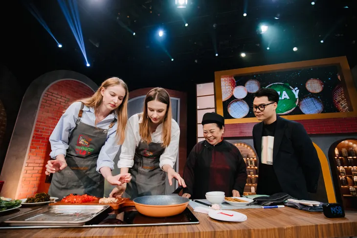 Hai chị em gái người Belarus, vợ chồng ca sĩ Hồng Phi tham gia Của ngon vật lạ - Ảnh 7. Hai chị em gái người Belarus, vợ chồng ca sĩ Hồng Phi tham gia Của ngon vật lạ - Ảnh 7.