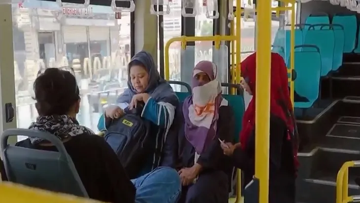 Xe bus hồng mang lại sự an toàn cho phụ nữ Pakistan - Ảnh 1. Xe bus hồng mang lại sự an toàn cho phụ nữ Pakistan - Ảnh 1.