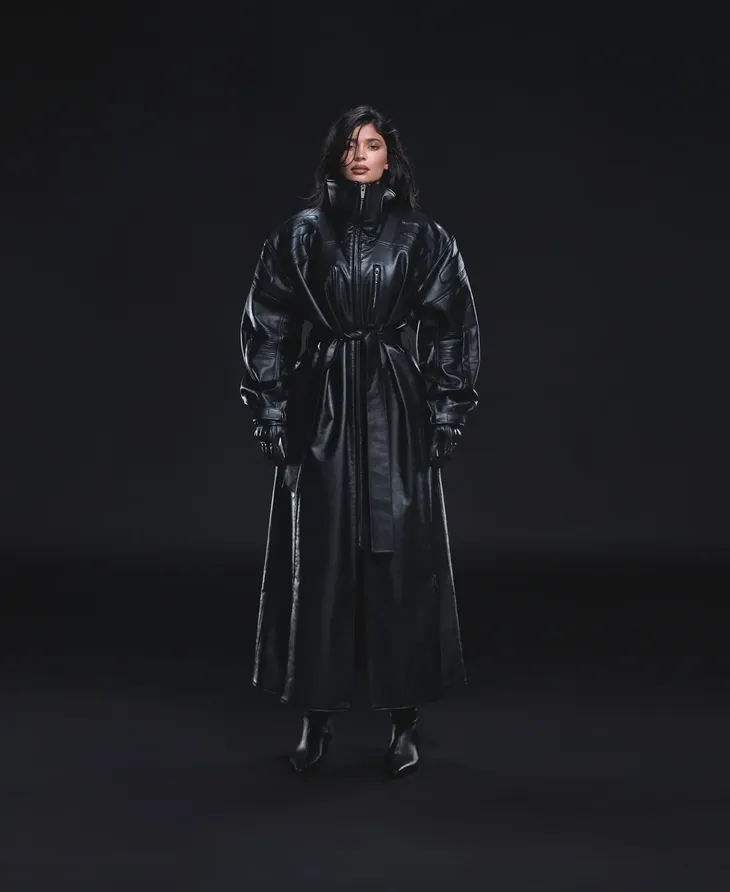 Thương hiệu thời trang của Kylie Jenner đạt doanh thu 1 triệu USD trong giờ đầu mở bán - Ảnh 1.