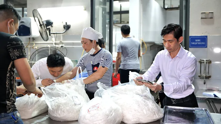 Tăng cường vai trò phụ huynh trong giám sát bữa ăn học đường - Ảnh 3. Tăng cường vai trò phụ huynh trong giám sát bữa ăn học đường - Ảnh 3.
