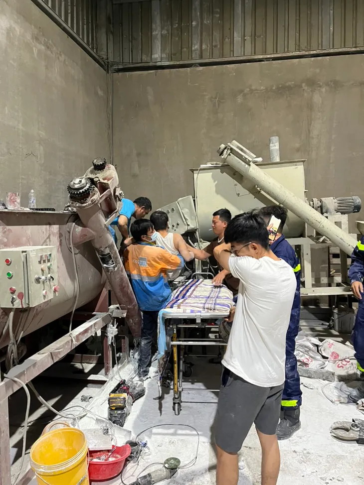 Đồng Nai: Nghẹt thờ giải cứu nam thanh niên bị cuốn vào máy trộn xi măng - Ảnh 1. Đồng Nai: Nghẹt thờ giải cứu nam thanh niên bị cuốn vào máy trộn xi măng - Ảnh 1.