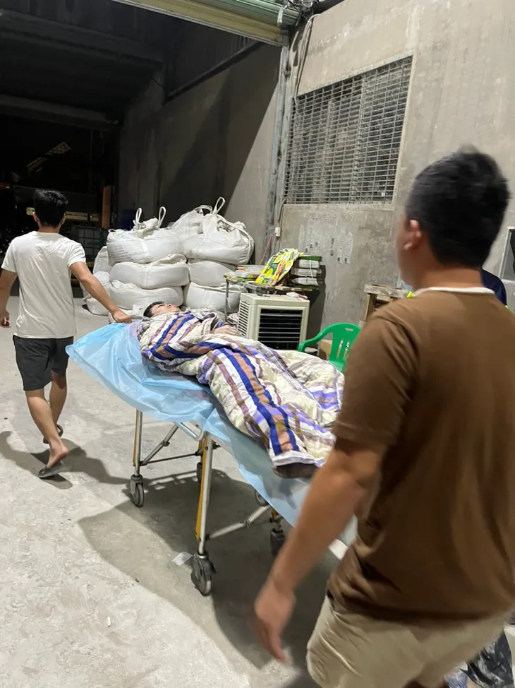 Đồng Nai: Nghẹt thờ giải cứu nam thanh niên bị cuốn vào máy trộn xi măng - Ảnh 2. Đồng Nai: Nghẹt thờ giải cứu nam thanh niên bị cuốn vào máy trộn xi măng - Ảnh 2.