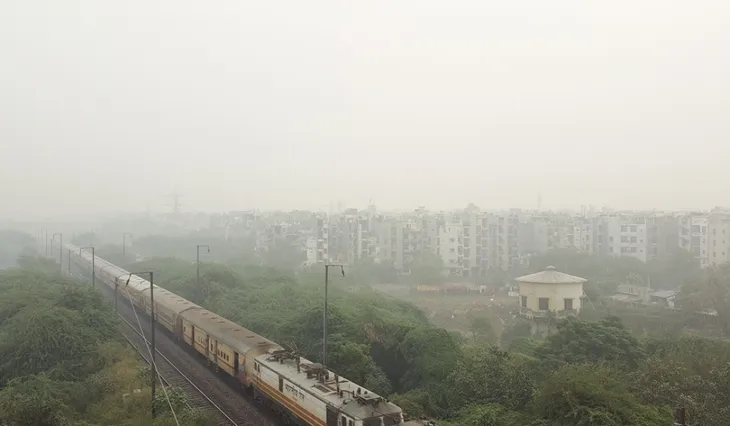 Thủ đô New Delhi của Ấn Độ đóng cửa trường học do ô nhiễm nặng - Ảnh 1. Thủ đô New Delhi của Ấn Độ đóng cửa trường học do ô nhiễm nặng - Ảnh 1.