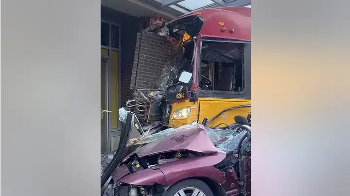 Xe bus metro đâm vào tòa nhà ở Seattle khiến một người thiệt mạng, 12 người bị thương - Ảnh 1. Xe bus metro đâm vào tòa nhà ở Seattle khiến một người thiệt mạng, 12 người bị thương - Ảnh 1.