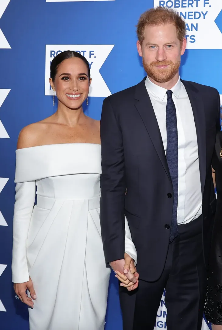 Vợ chồng Harry - Meghan thất bại trong việc lấy lòng công chúng - Ảnh 1. Vợ chồng Harry - Meghan thất bại trong việc lấy lòng công chúng - Ảnh 1.